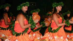Hawaiian dancers